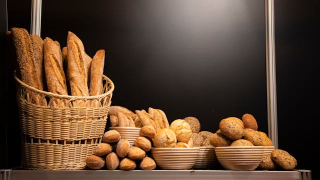 Koszyczek na pieczywo – mały dodatek, który zmienia charakter stołu