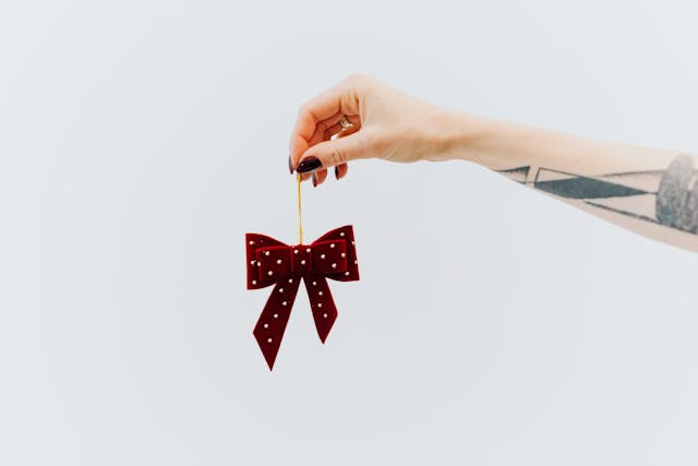 Kolor, emocje i codzienne decyzje przy biżuterii czerwieni